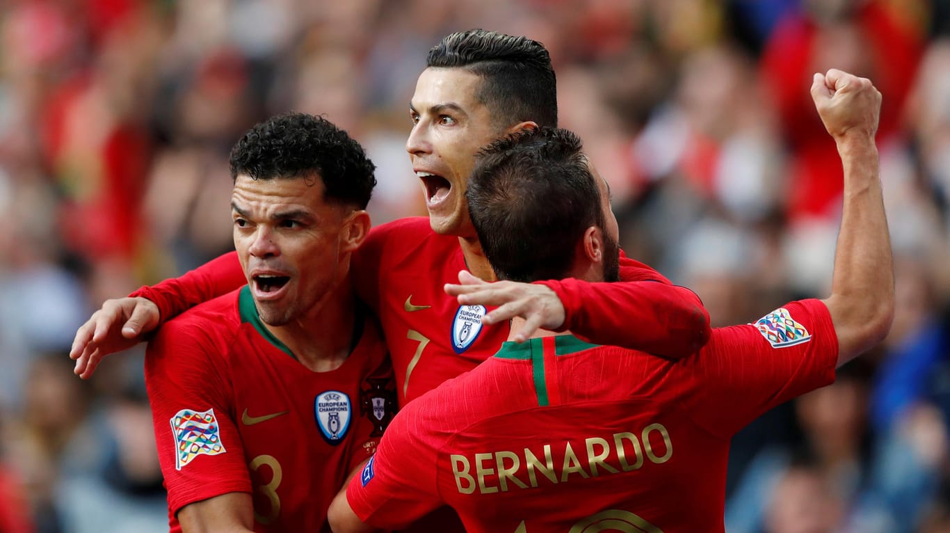 Jubel bei Cristiano Ronaldo (M.), Pepe (l.) und Bernardo Silva: Am Ende setzt sich Portugal durch.