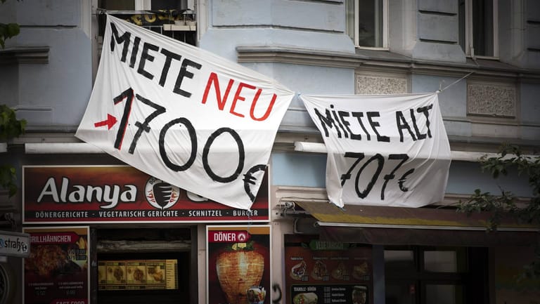 Berliner Verhältnisse: Mieter protestieren mit Transparenten gegen drastische Mietsteigerungen.