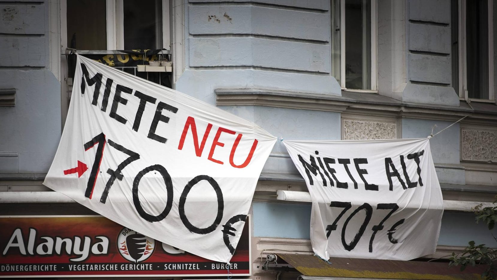 Berliner Verhältnisse: Mieter protestieren mit Transparenten gegen drastische Mietsteigerungen.