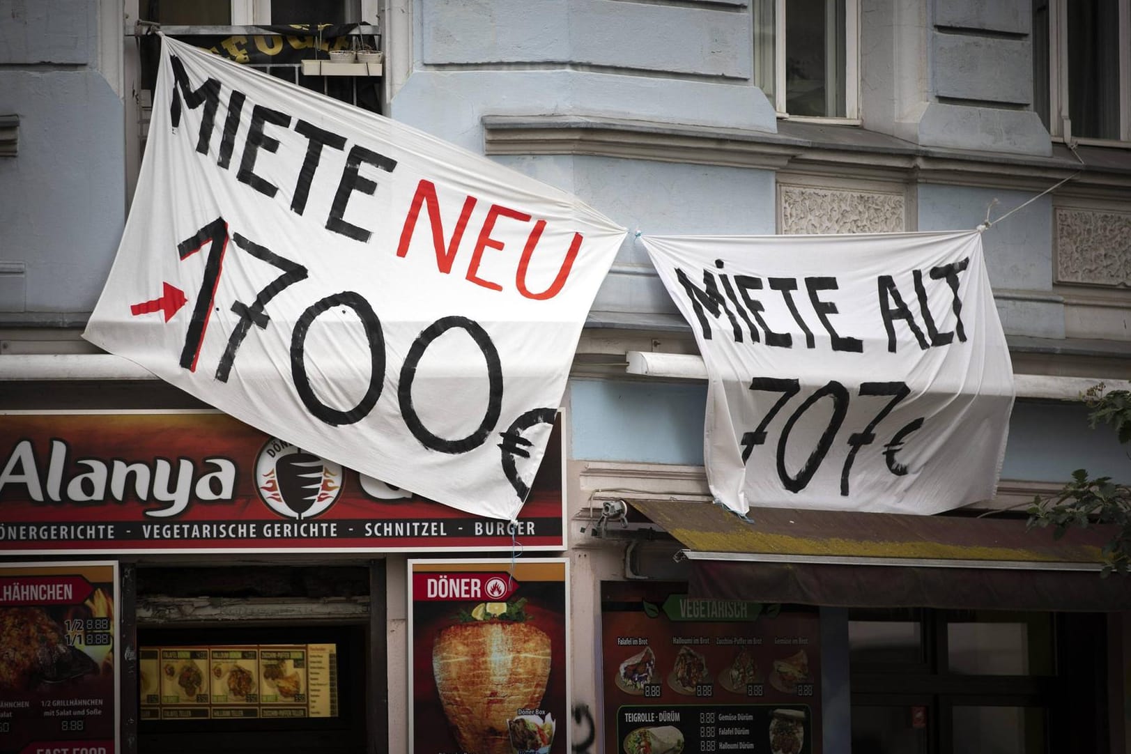 Berliner Verhältnisse: Mieter protestieren mit Transparenten gegen drastische Mietsteigerungen.