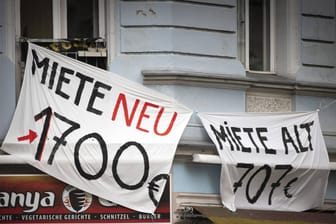 Berliner Verhältnisse: Mieter protestieren mit Transparenten gegen drastische Mietsteigerungen.