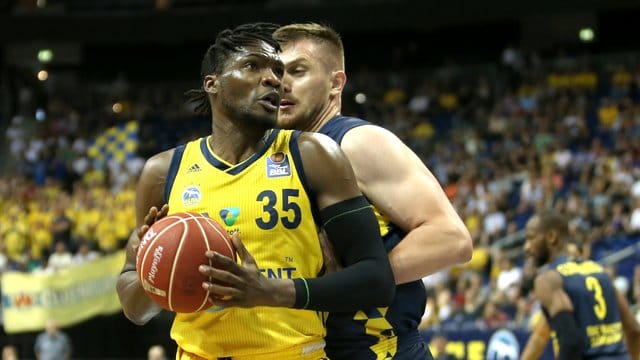 ALBA-Center Landry Nnoko (l) und der Oldenburger Rasid Mahalbasic schenkten sich unter den Körben nichts.
