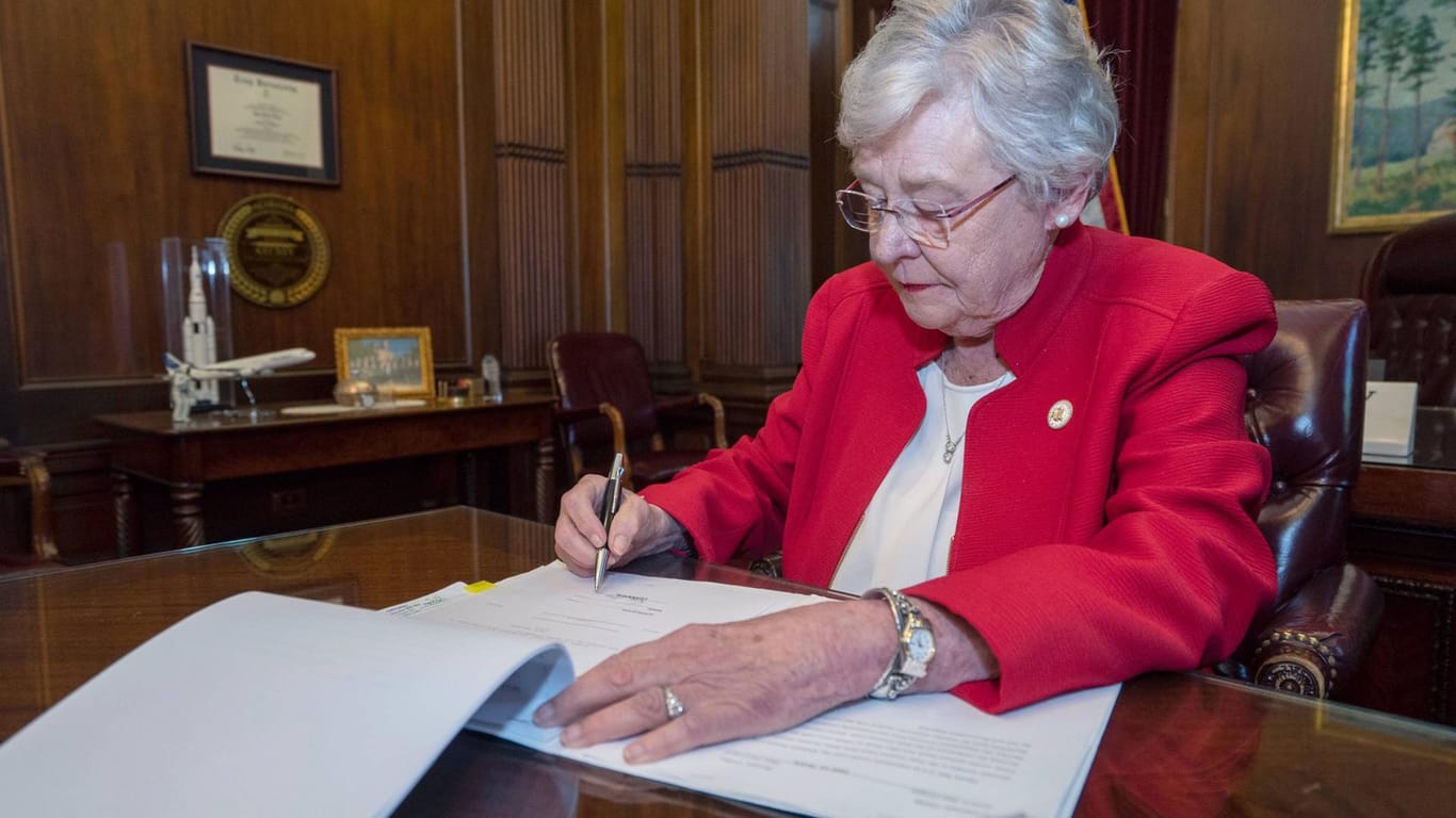 Kay Ivey: Dem neuen Gesetz muss noch die republikanische Gouverneurin in Alabama zustimmen.