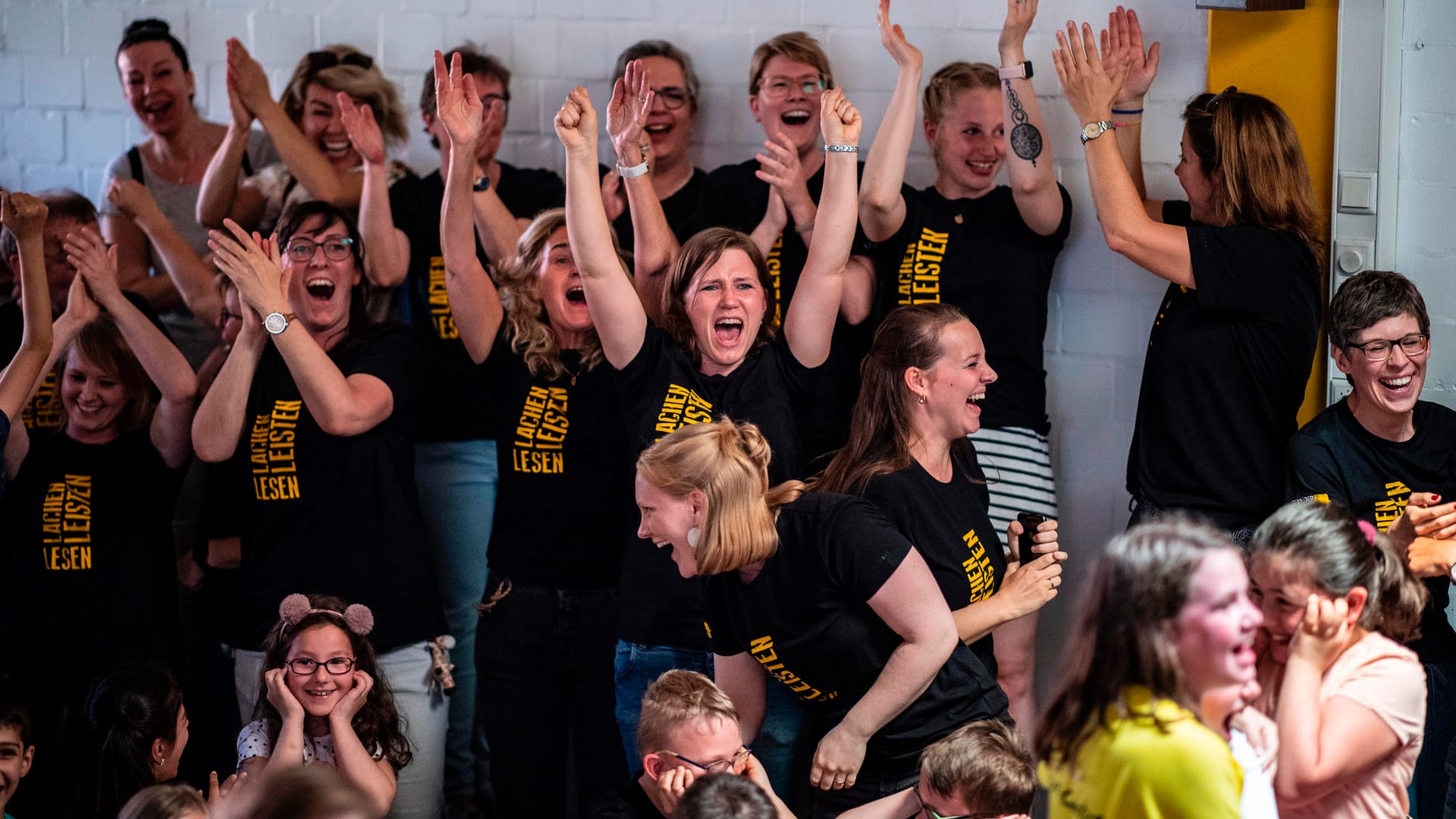 Schüler, Lehrer und Eltern der Gebrüder-Grimm-Schule jubeln, als sie erfahren, dass die Schule den mit 100.000 Euro dotierten Deutschen Schulpreis 2019 gewonnen hat.