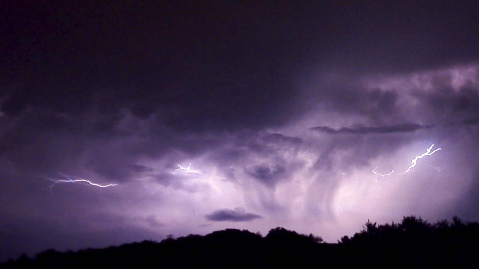 Gewitter am schwarzen Himmel: Über dem Südwesten Deutschlands hat es in der Nacht heftig gekracht.