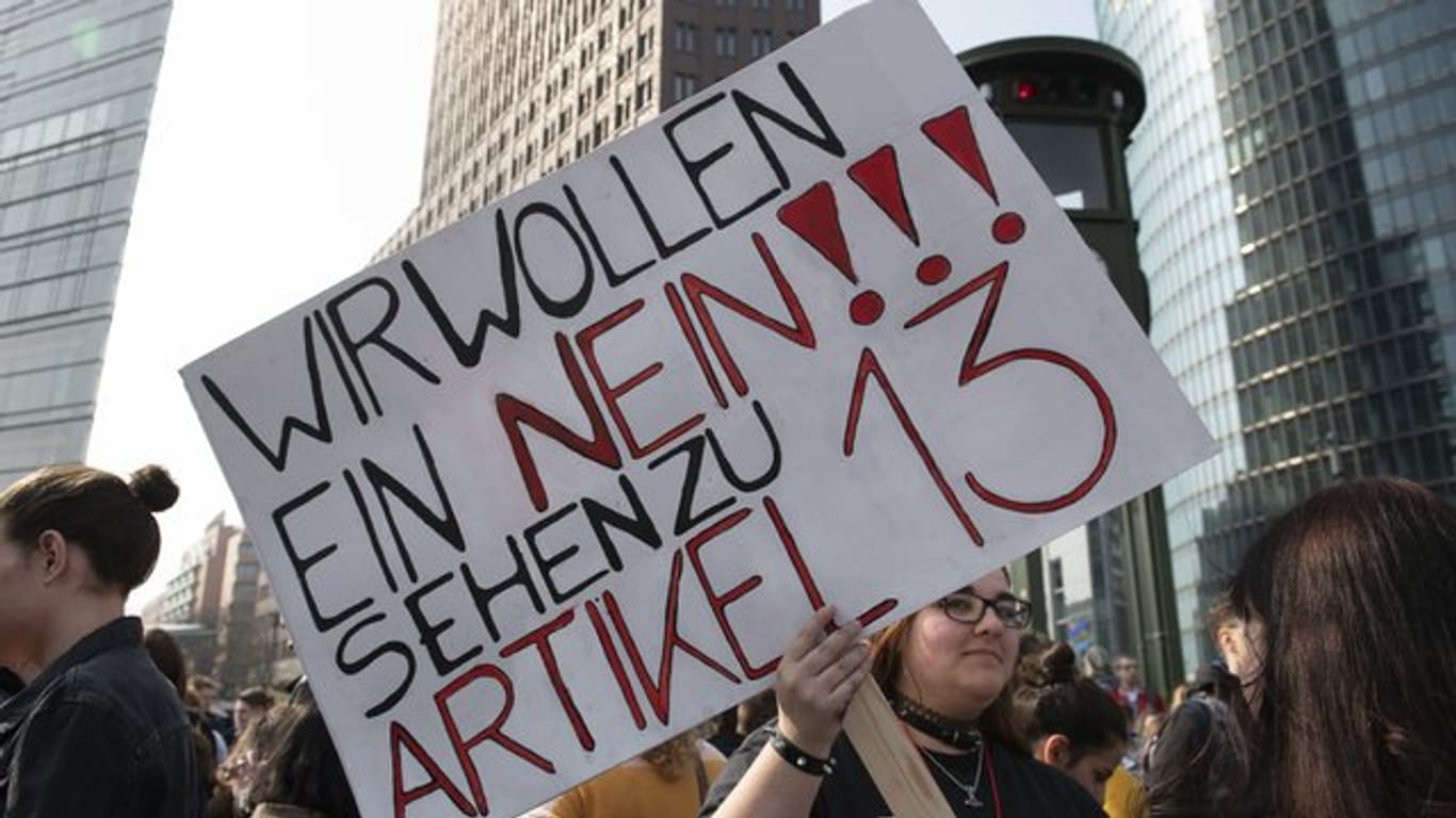 "Wir wollen ein Nein sehen zu Artikel 13" fordert eine Demonstrantin bei einem Protest im März auf dem Potsdamer Platz in Berlin.