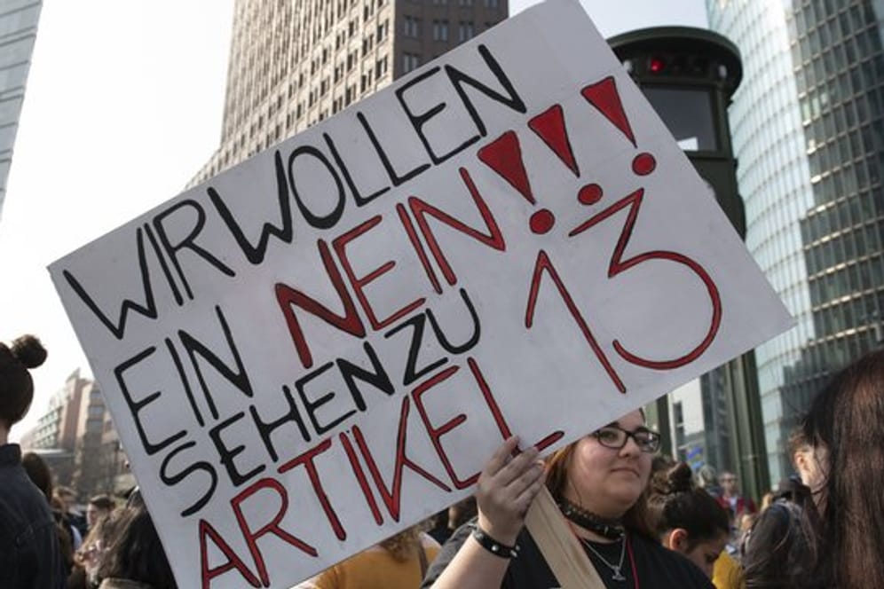 "Wir wollen ein Nein sehen zu Artikel 13" fordert eine Demonstrantin bei einem Protest im März auf dem Potsdamer Platz in Berlin.