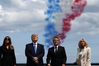 Trump und Macron wurden von ihren Ehefrauen begleitet und schauten sich einen Kunstflug der Patrouille de France an.