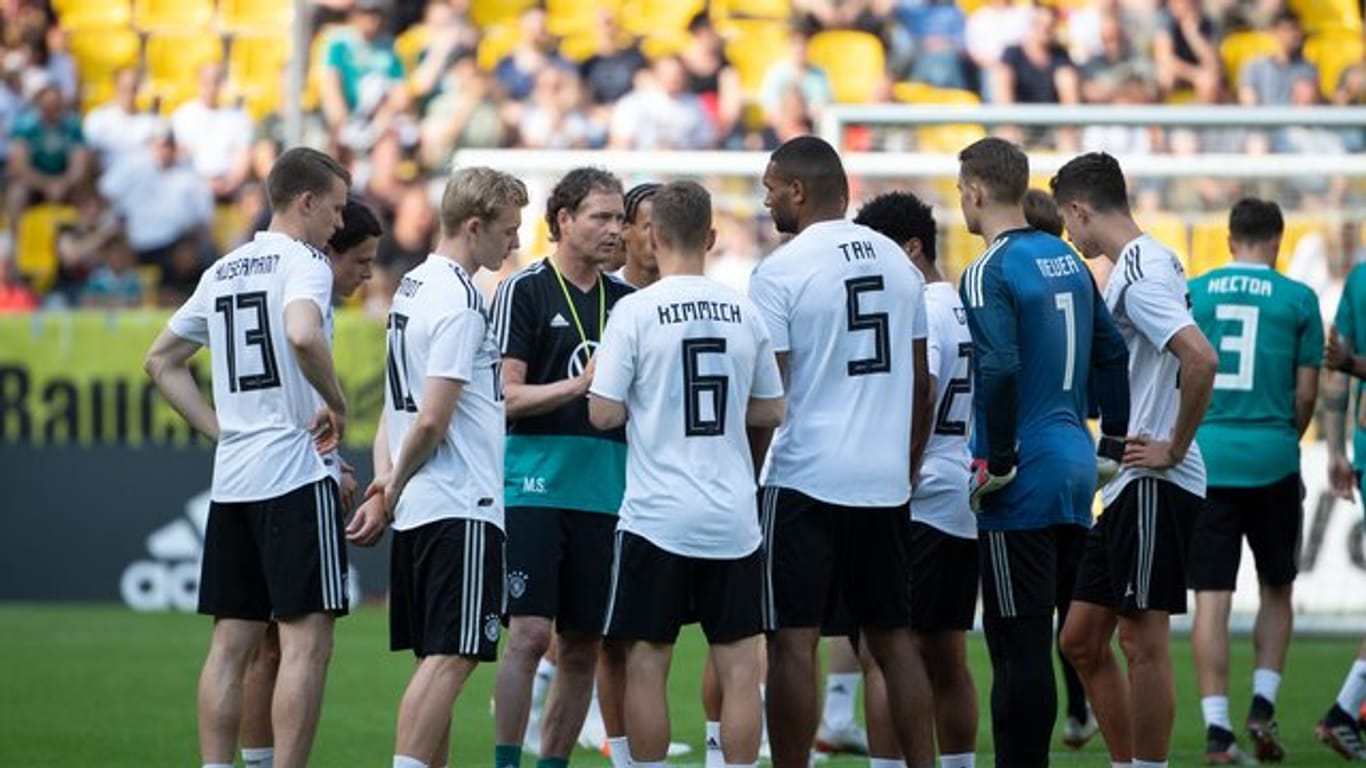 Assistenztrainer Marcus Sorg gibt während des öffentlichen Trainings der Nationalmannschaft Anweisungen.