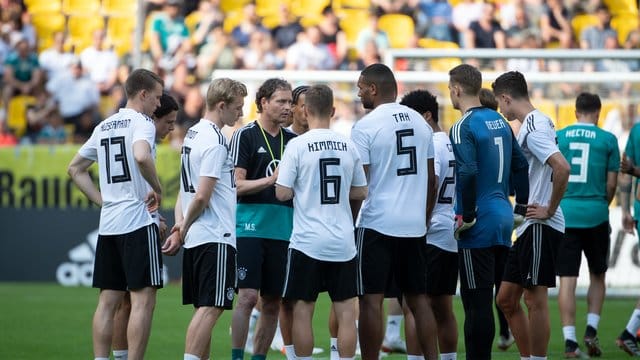 Assistenztrainer Marcus Sorg gibt während des öffentlichen Trainings der Nationalmannschaft Anweisungen. Assistenztrainer Marcus Sorg gibt während des öffentlichen Trainings der Nationalmannschaft Anweisungen.