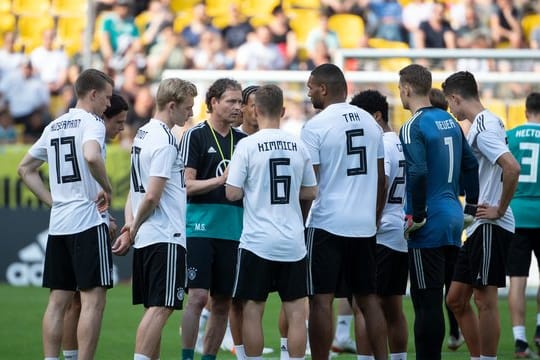 Assistenztrainer Marcus Sorg gibt während des öffentlichen Trainings der Nationalmannschaft Anweisungen.