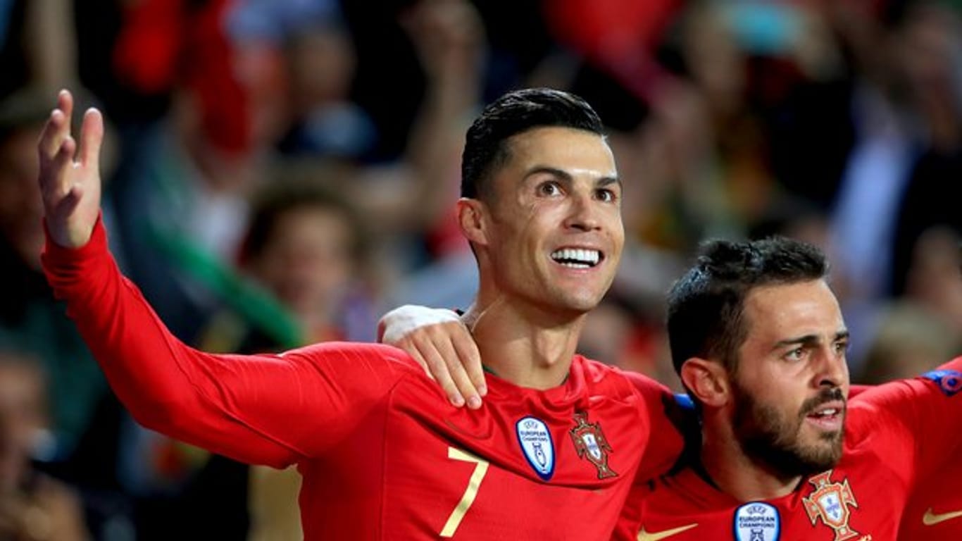 Cristiano Ronaldo (l) jubelt mit seinem Teamkollegen Bernardo Silva im Spiel gegen die Schweiz.