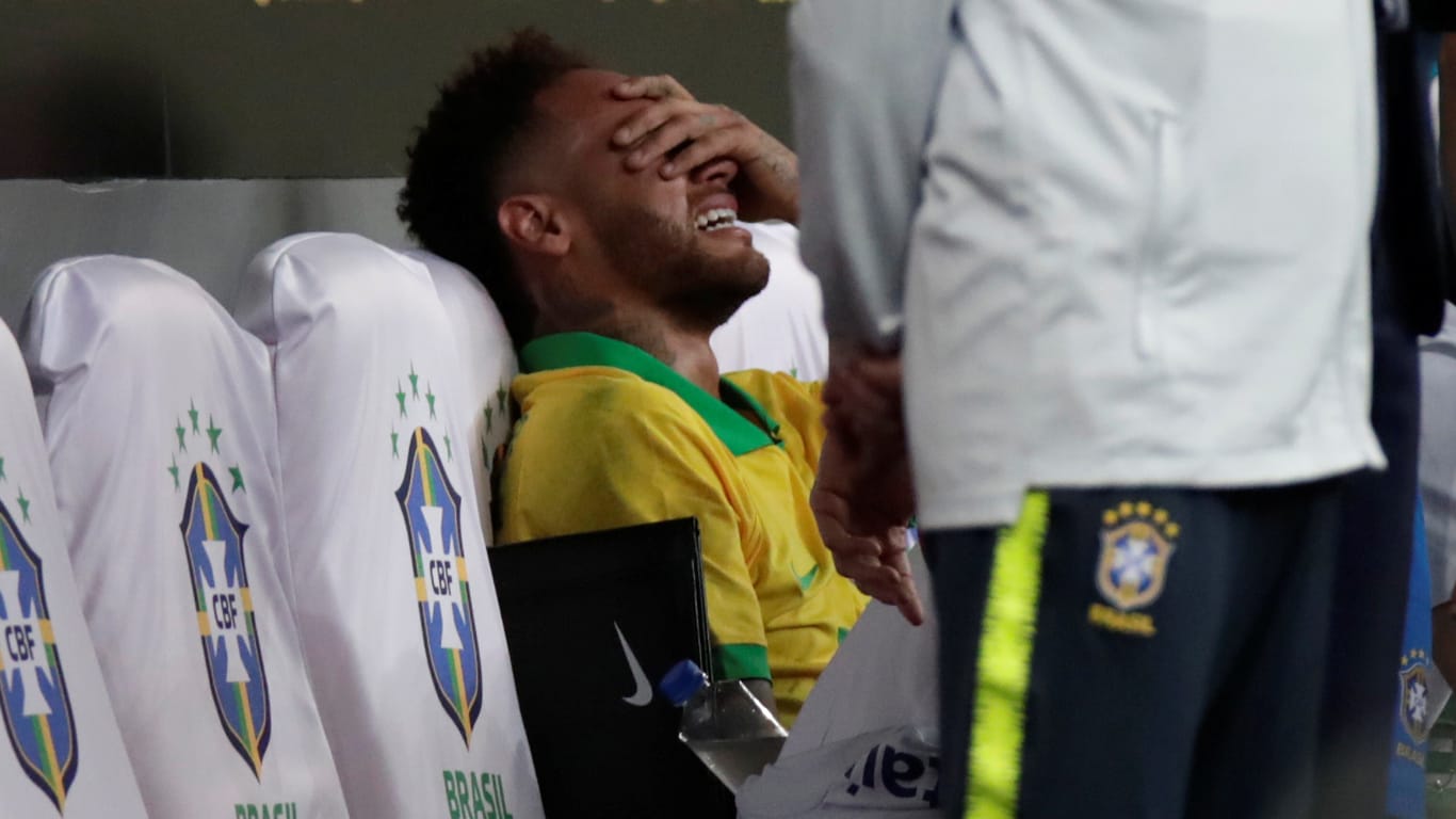 Neymar weint auf der Ersatzbank: Dem Superstar droht erneut eine längere Zwangspause.