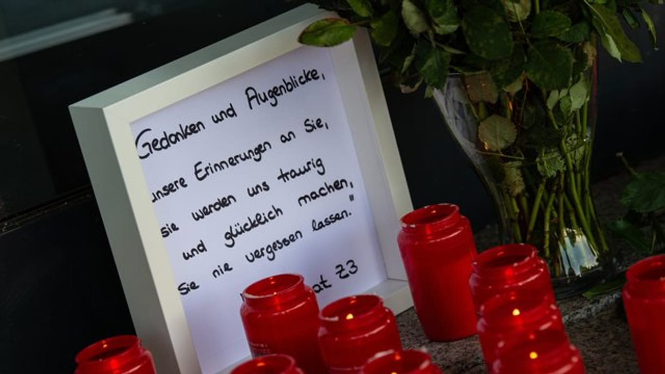 Kerzen und eine Nachricht an Walter Lübcke am Haupteingang des Regierungspräsidiums in Kassel.