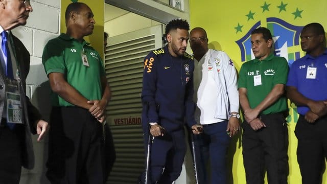 Neymar (M) verlässt die Umkleidekabine der Brasilianer an Krücken, nachdem er sich während des Spiels gegen Katar verletzt hat. Neymar (M) verlässt die Umkleidekabine der Brasilianer an Krücken, nachdem er sich während des Spiels gegen Katar verletzt hat.