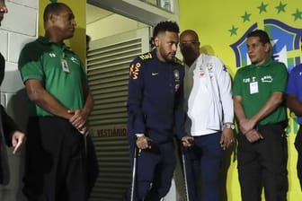 Neymar (M) verlässt die Umkleidekabine der Brasilianer an Krücken, nachdem er sich während des Spiels gegen Katar verletzt hat.