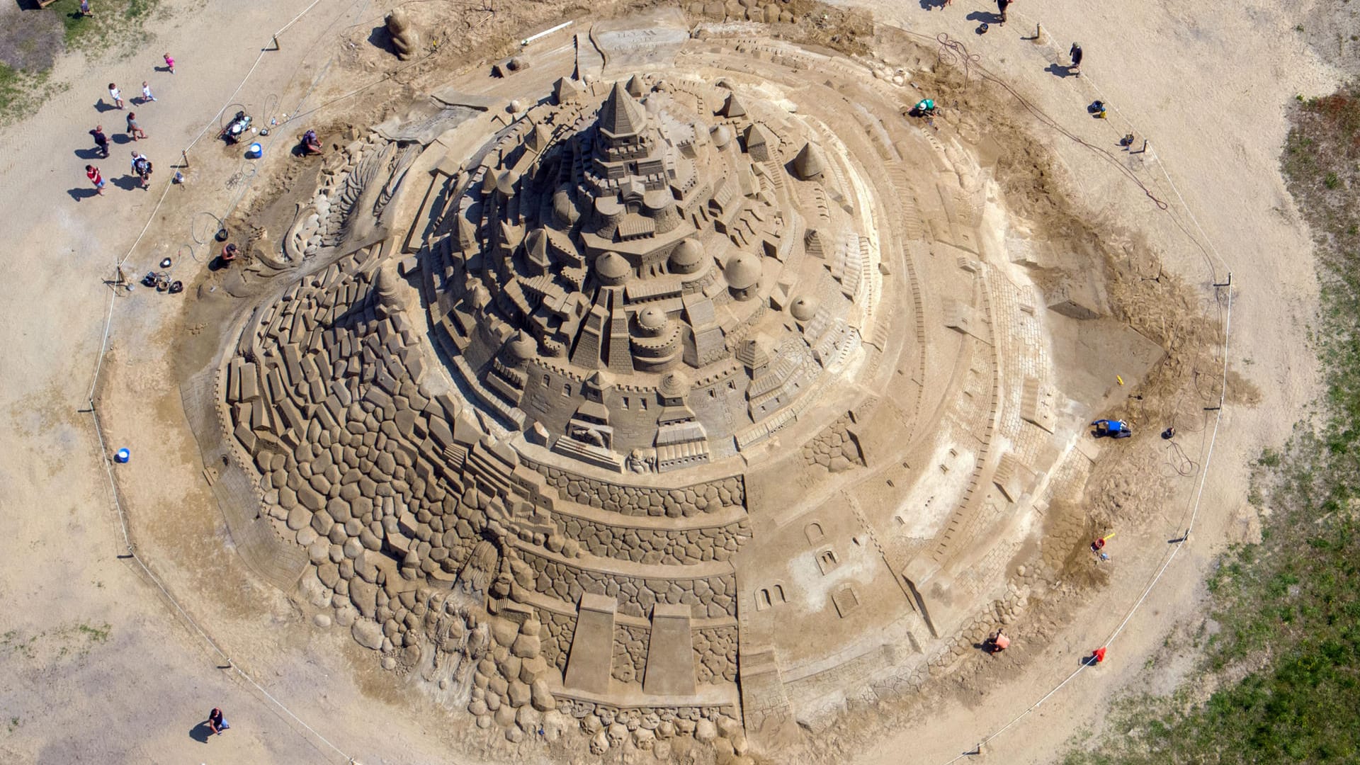 Die riesige Sandburg auf Rügen: Das Sandbauwerk misst 17,66 Metern – das ist mit 98 Zentimeter als der bisherige Rekordhalter in Duisburg.