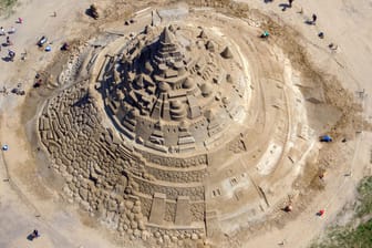 Die riesige Sandburg auf Rügen: Das Sandbauwerk misst 17,66 Metern – das ist mit 98 Zentimeter als der bisherige Rekordhalter in Duisburg.