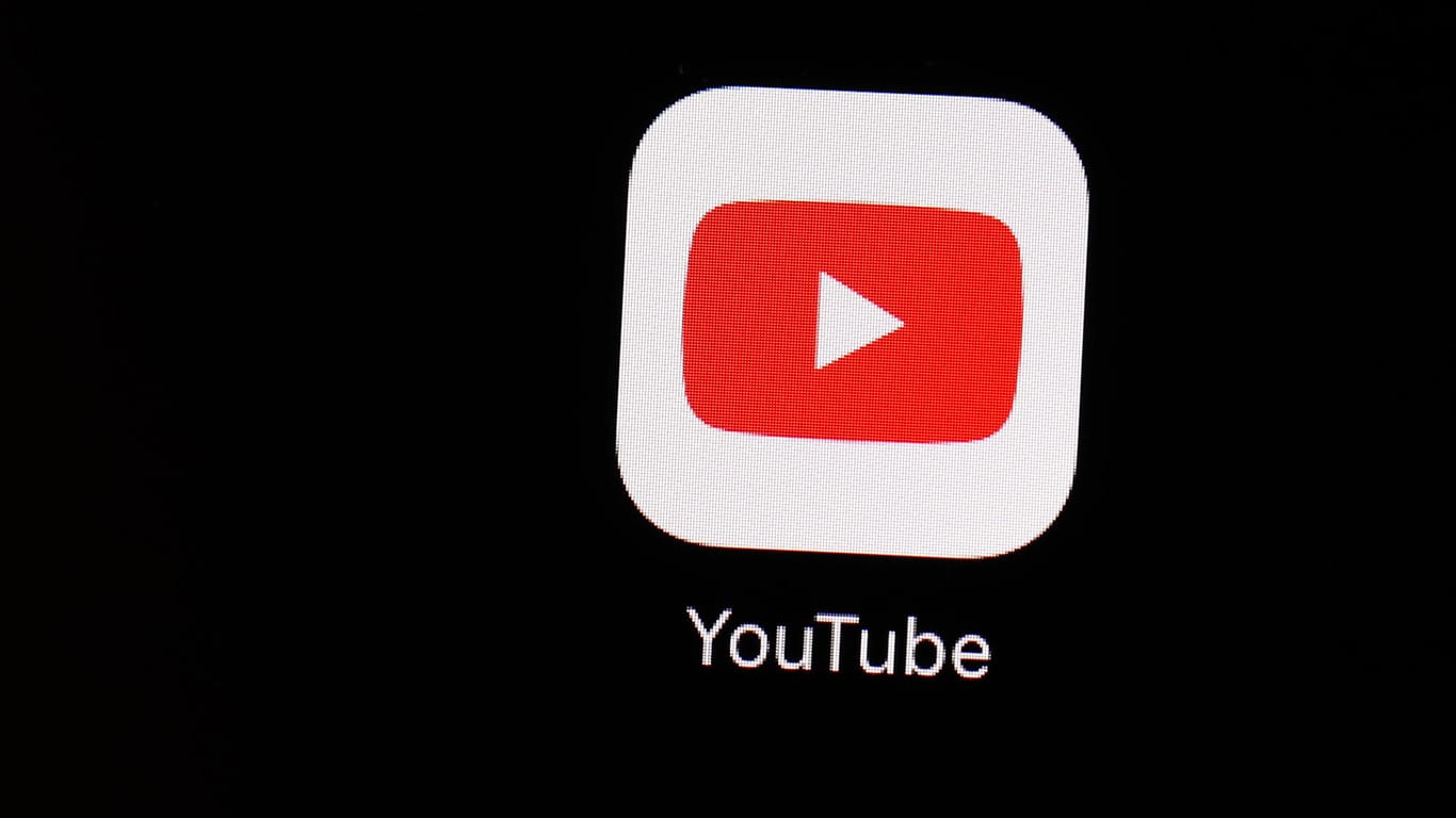 Das Bild zeigt das YouTube-Logo auf einem schwarzen Bildschirm: Die Videoplattform steht unter großem Druck, mehr gegen extremistische Inhalte zu unternehmen.
