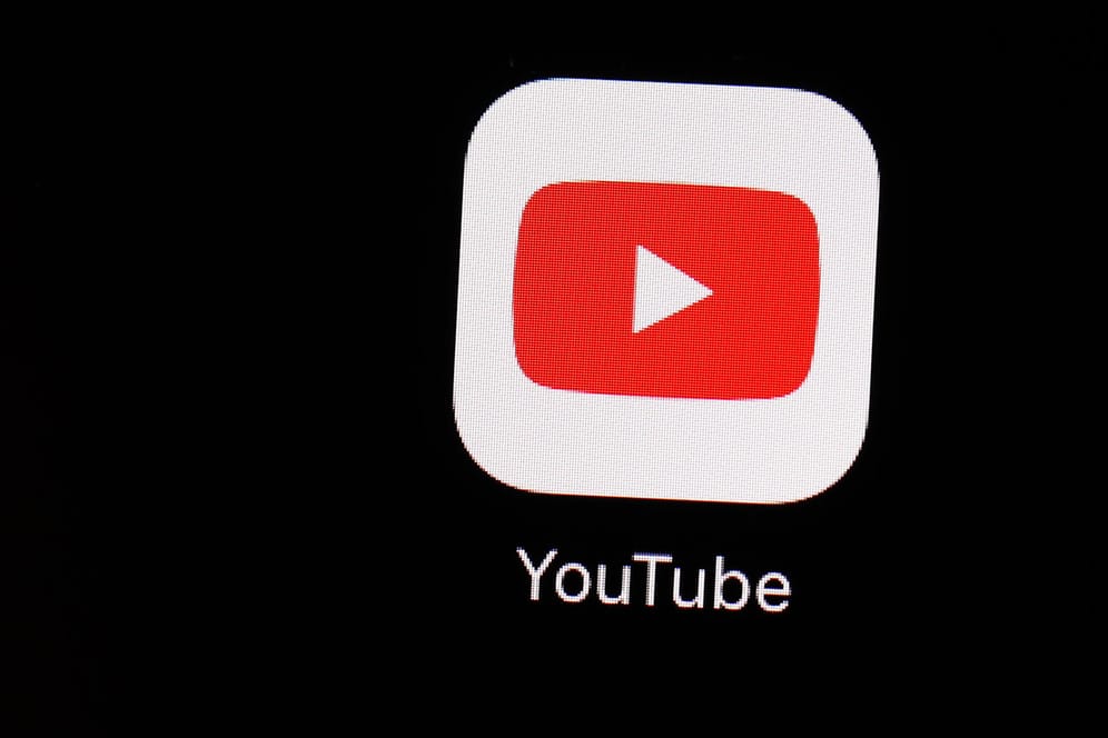 Das Bild zeigt das YouTube-Logo auf einem schwarzen Bildschirm: Die Videoplattform steht unter großem Druck, mehr gegen extremistische Inhalte zu unternehmen.