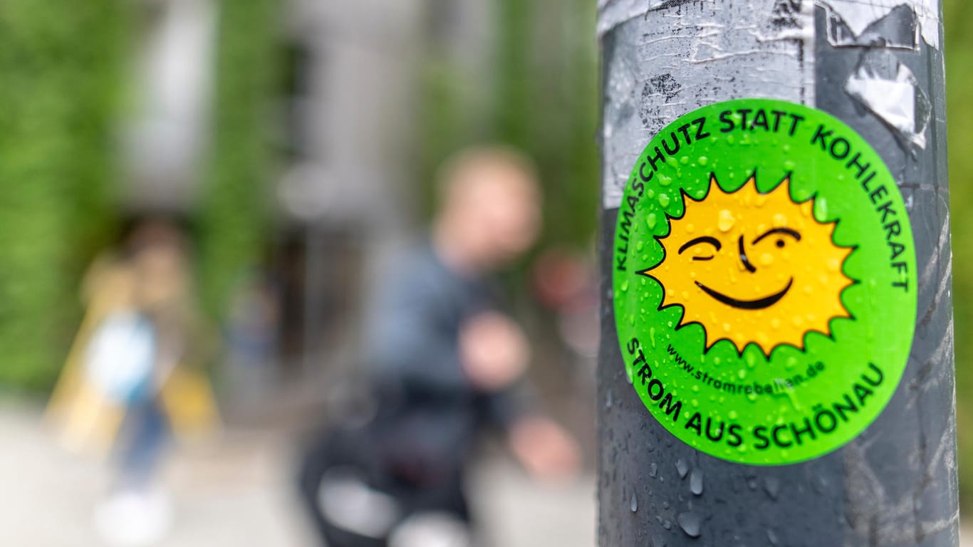 Aufkleber mit der Aufschrift "Klimaschutz statt Kohlekraft – Strom aus Schönau": Die Grünen legten um sechs Prozentpunkte zu. (Archivbild)