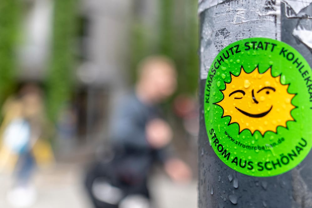 Aufkleber mit der Aufschrift "Klimaschutz statt Kohlekraft – Strom aus Schönau": Die Grünen legten um sechs Prozentpunkte zu. (Archivbild)