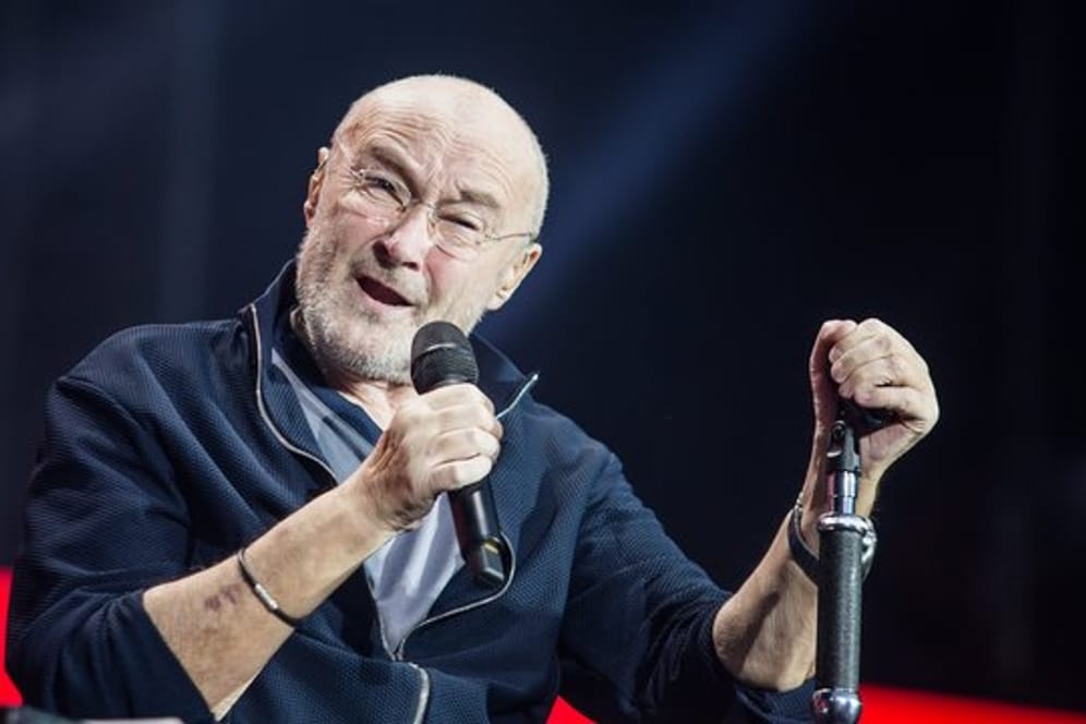 Phil Collins reißt seine Fans auch im Sitzen mit.