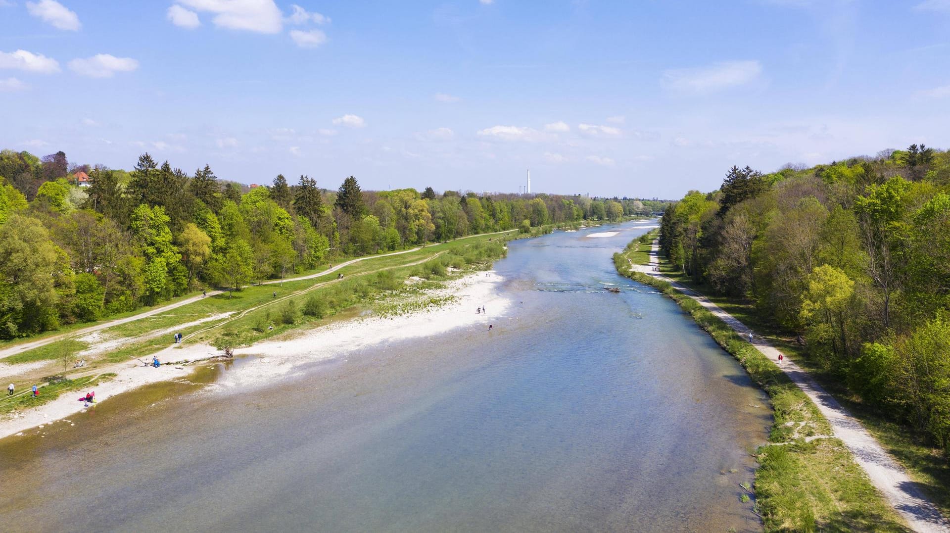 Die Isar in München: Das Paar hatte sich die Füße kühlen wollen und stürzte dabei in den Fluss. (Symbolbild)