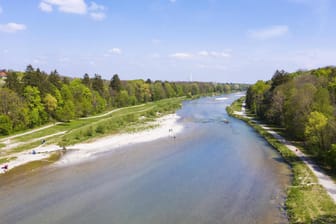 Die Isar in München: Das Paar hatte sich die Füße kühlen wollen und stürzte dabei in den Fluss. (Symbolbild)