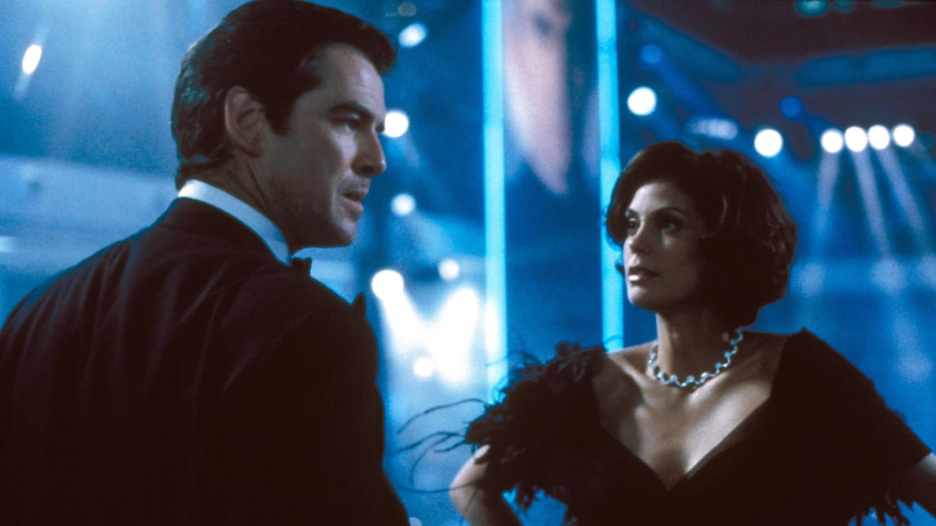 Pierce Brosnan und Teri Hatcher: Die beiden spielten 1997 gemeinsam in dem Actionthriller "James Bond – Der Morgen stirbt nie".