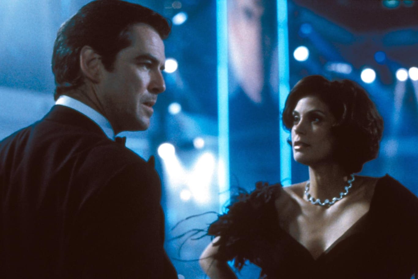 Pierce Brosnan und Teri Hatcher: Die beiden spielten 1997 gemeinsam in dem Actionthriller "James Bond – Der Morgen stirbt nie".