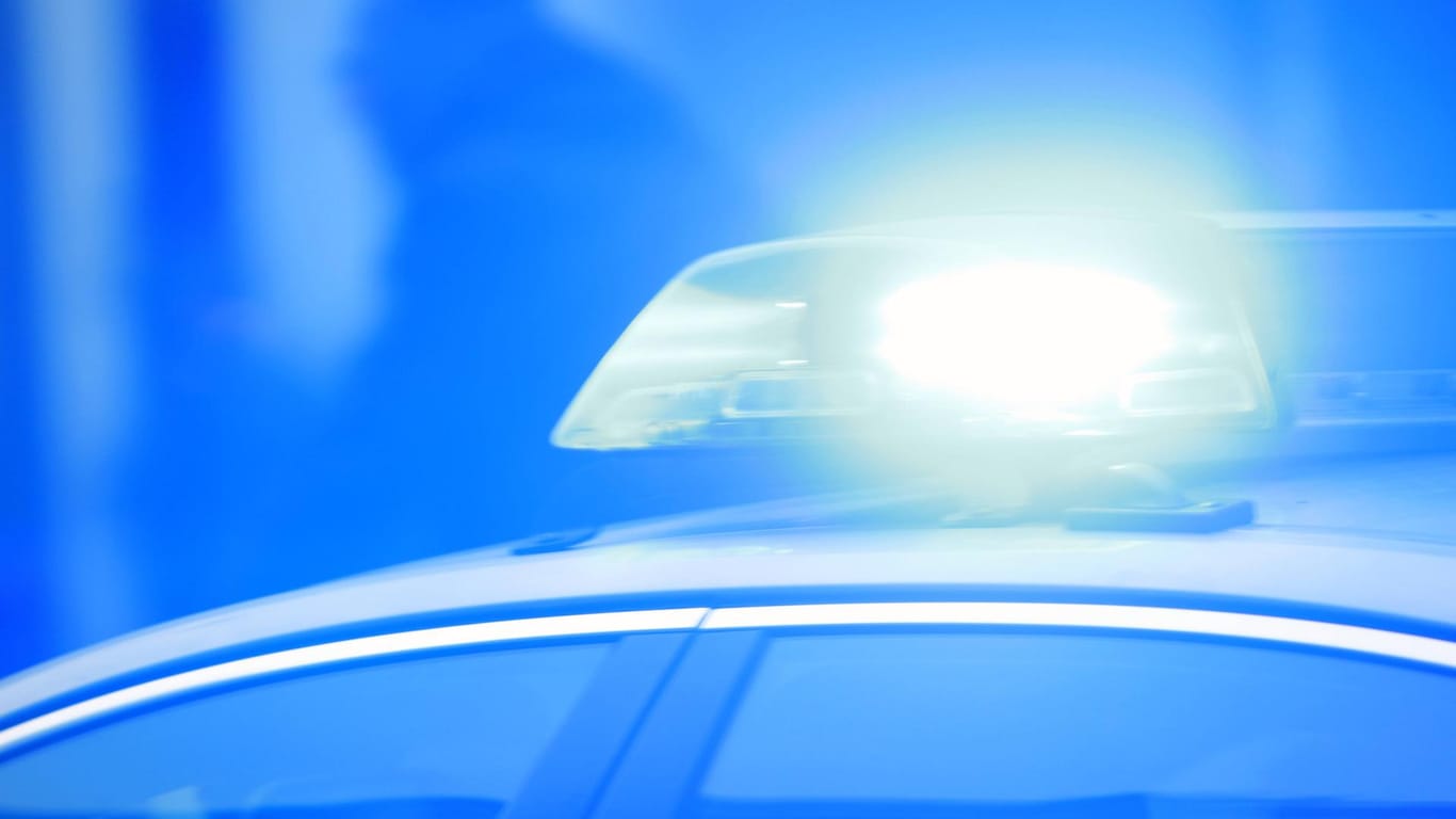 Polizeiwagen mit eingeschaltetem Blaulicht: Noch ist nicht klar, weshalb die Handbremse nicht richtig angezogen war. (Symbolbild)