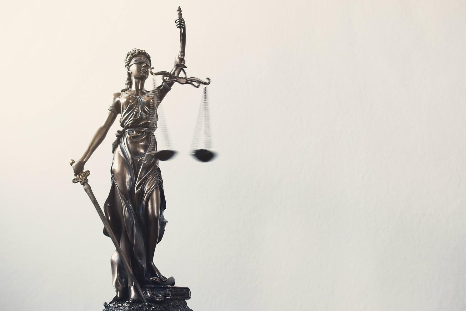 Justitia: Was bedeutet ein Urteil zu einer lebenslangen Haftstrafe und wie wirkt sich die Feststellung der besonderen Schwere der Schuld aus?