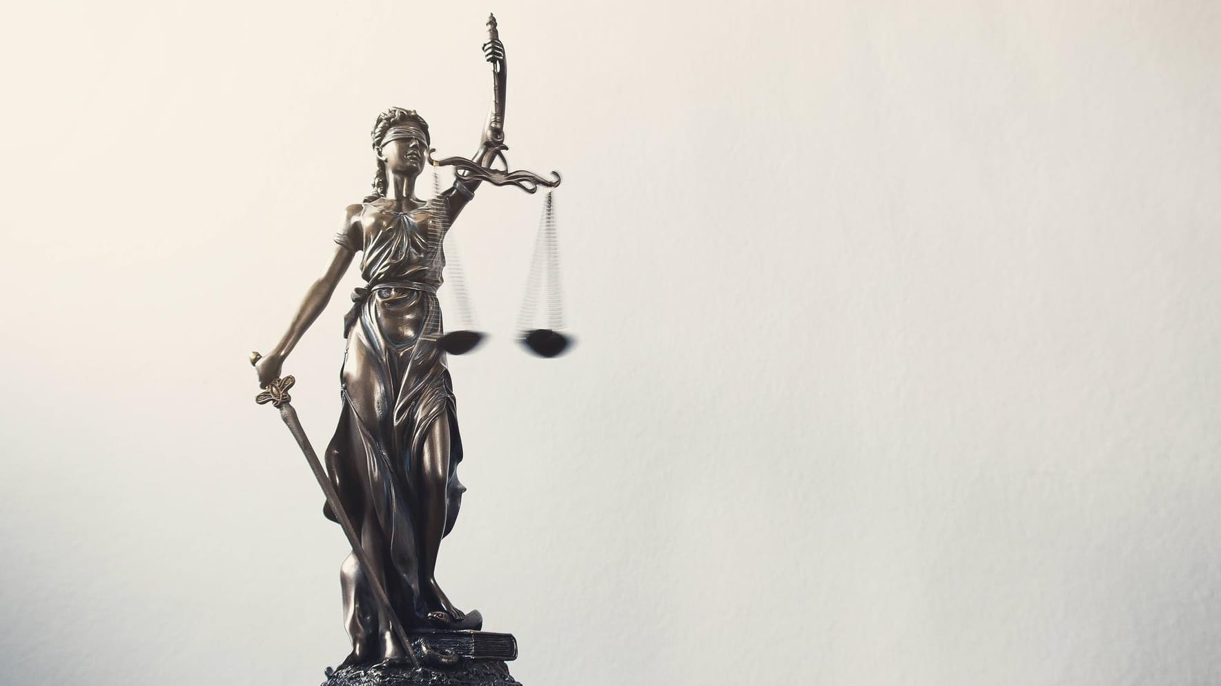 Justitia: Was bedeutet ein Urteil zu einer lebenslangen Haftstrafe und wie wirkt sich die Feststellung der besonderen Schwere der Schuld aus?