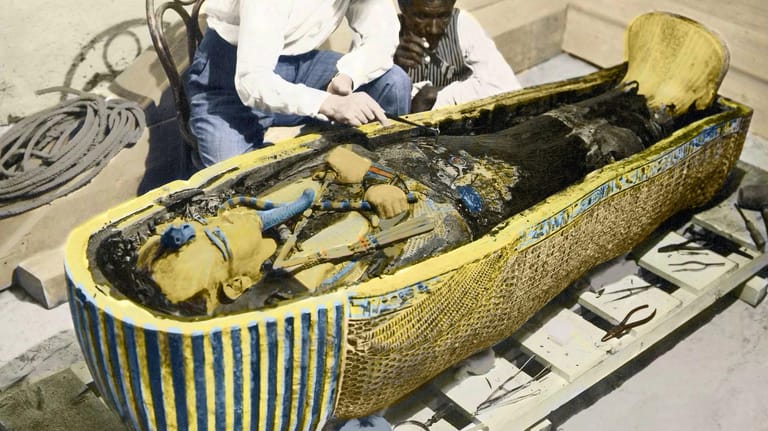 Howard Carter beim Sarkophag des Tutanchamun (koloriert).