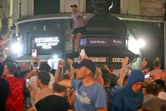 Englische Fans feiern in der Innenstadt von Porto eine wilde Party: Später musste die Polizei eingreifen.