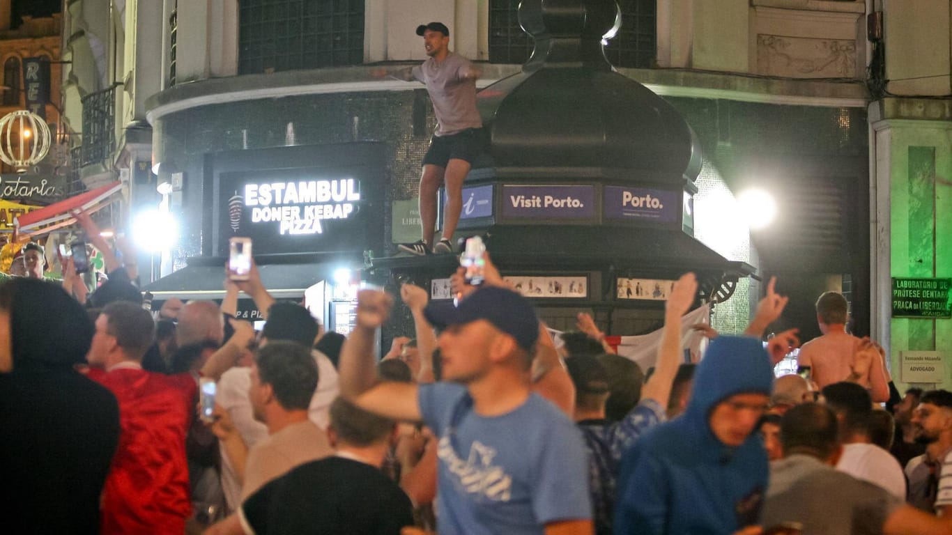 Englische Fans feiern in der Innenstadt von Porto eine wilde Party: Später musste die Polizei eingreifen.