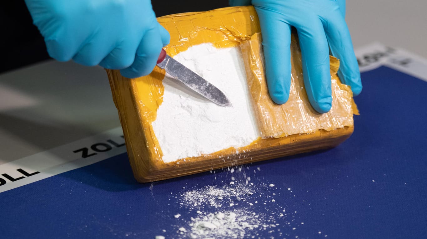 Ein Zollbeamter öffnet ein Paket mit Kokain: Im Jahr 2017 stellten Fahnder mehr als 140 Tonnen Kokain sicher. (Archivbild)