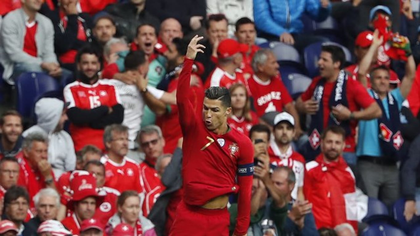 Cristiano Ronaldo wird nach seinem Dreierpack frenetisch in Portual gefeiert.