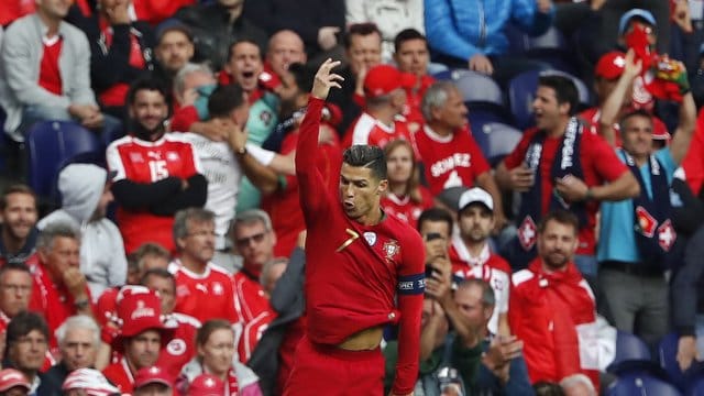 Cristiano Ronaldo wird nach seinem Dreierpack frenetisch in Portual gefeiert. Cristiano Ronaldo wird nach seinem Dreierpack frenetisch in Portual gefeiert.