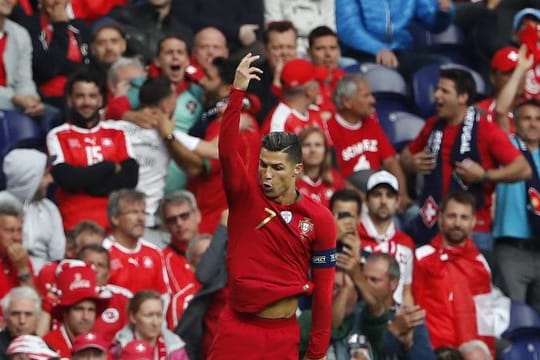 Cristiano Ronaldo wird nach seinem Dreierpack frenetisch in Portual gefeiert.