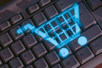 Einkaufskorb leuchtet auf einer Computertastatur: Die Verbraucherzentralen verzeichnen seit Jahren zahlreiche Beschwerden zum Onlinetickethandel.