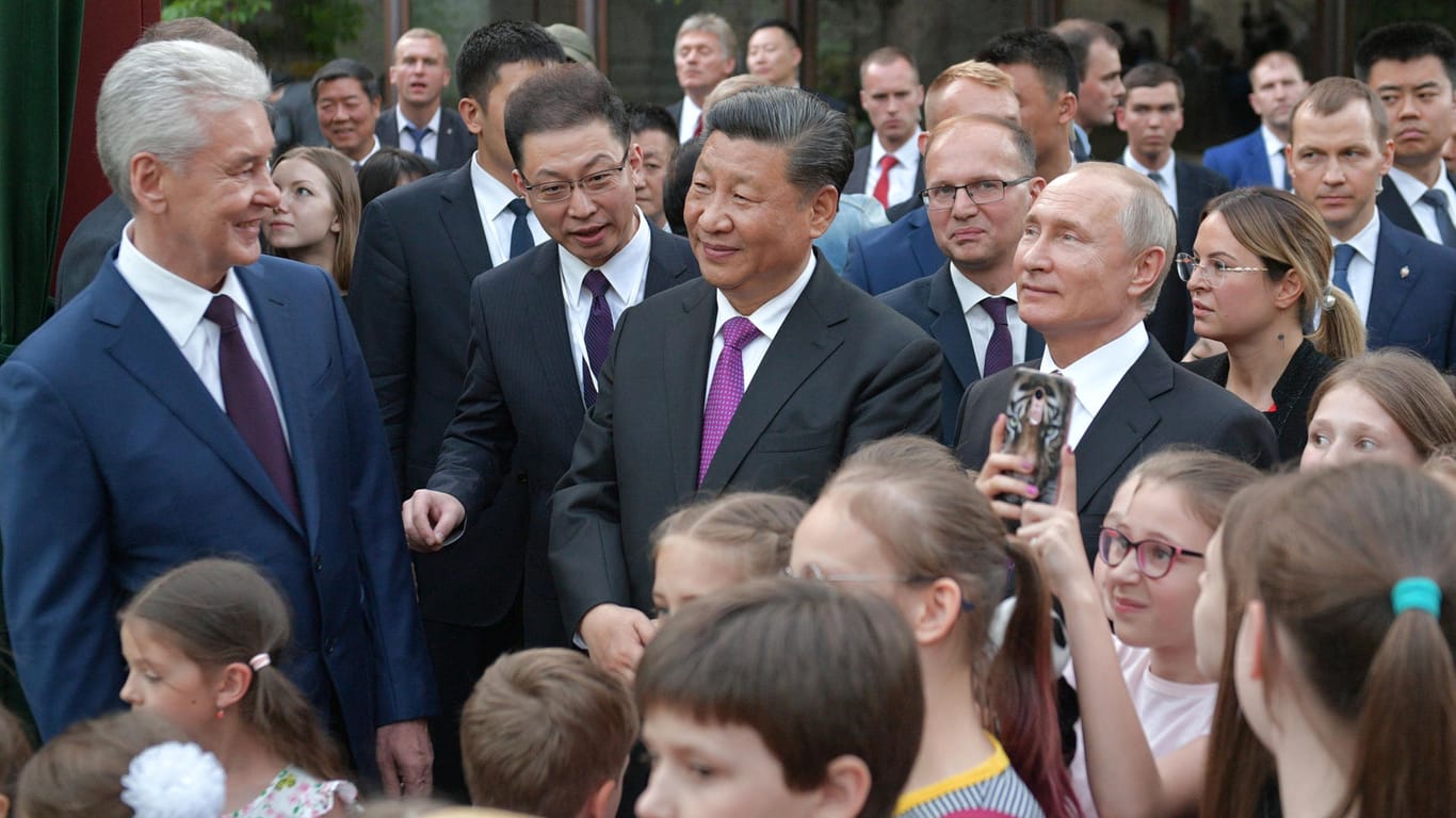 Beim Zoo-Besuch von Putin und Xi Jinping versammeln sich Besucher und Fotografen um die Präsidenten.