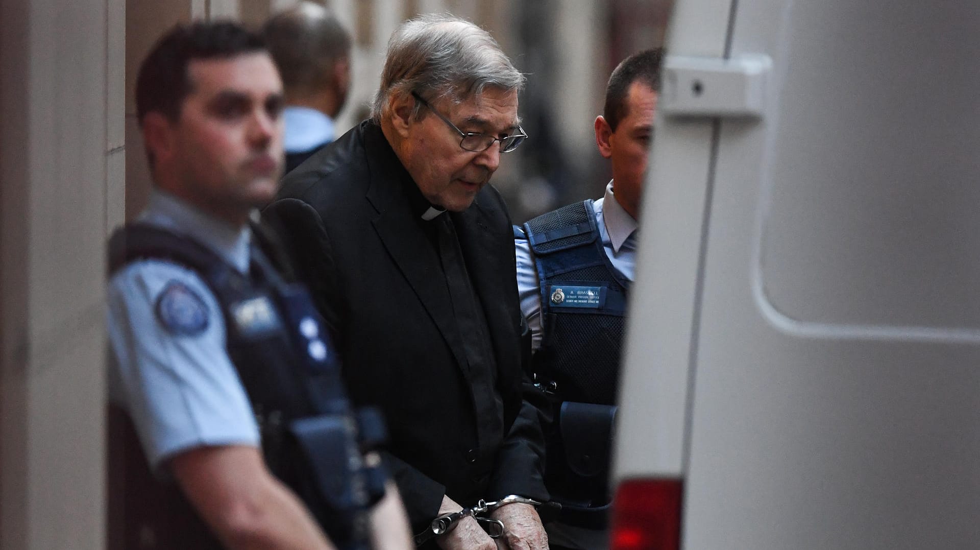 Kardinal George Pell verlässt den Obersten Gerichtshof: Das Gericht berät über ein mögliches Berufungsverfahren.