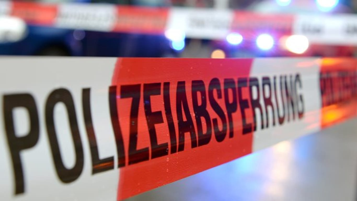 Ein Flatterband mit der Aufschrift "Polizeiabsperrung": In Hildesheim ist es zu einem Badeunfall gekommen.