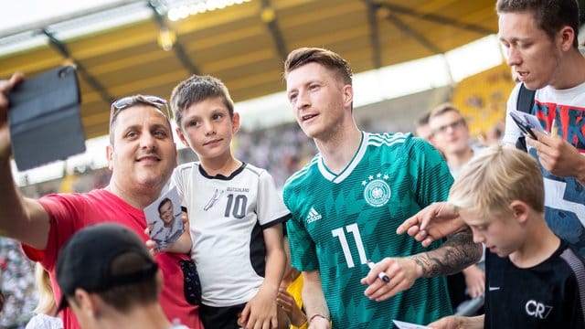 Marco Reus (M/11) zeigt sich beim Training in Aachen bestens aufgelegt. Marco Reus (M/11) zeigt sich beim Training in Aachen bestens aufgelegt.