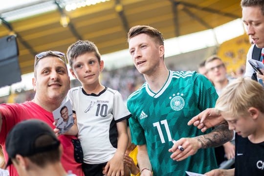 Marco Reus (M/11) zeigt sich beim Training in Aachen bestens aufgelegt.
