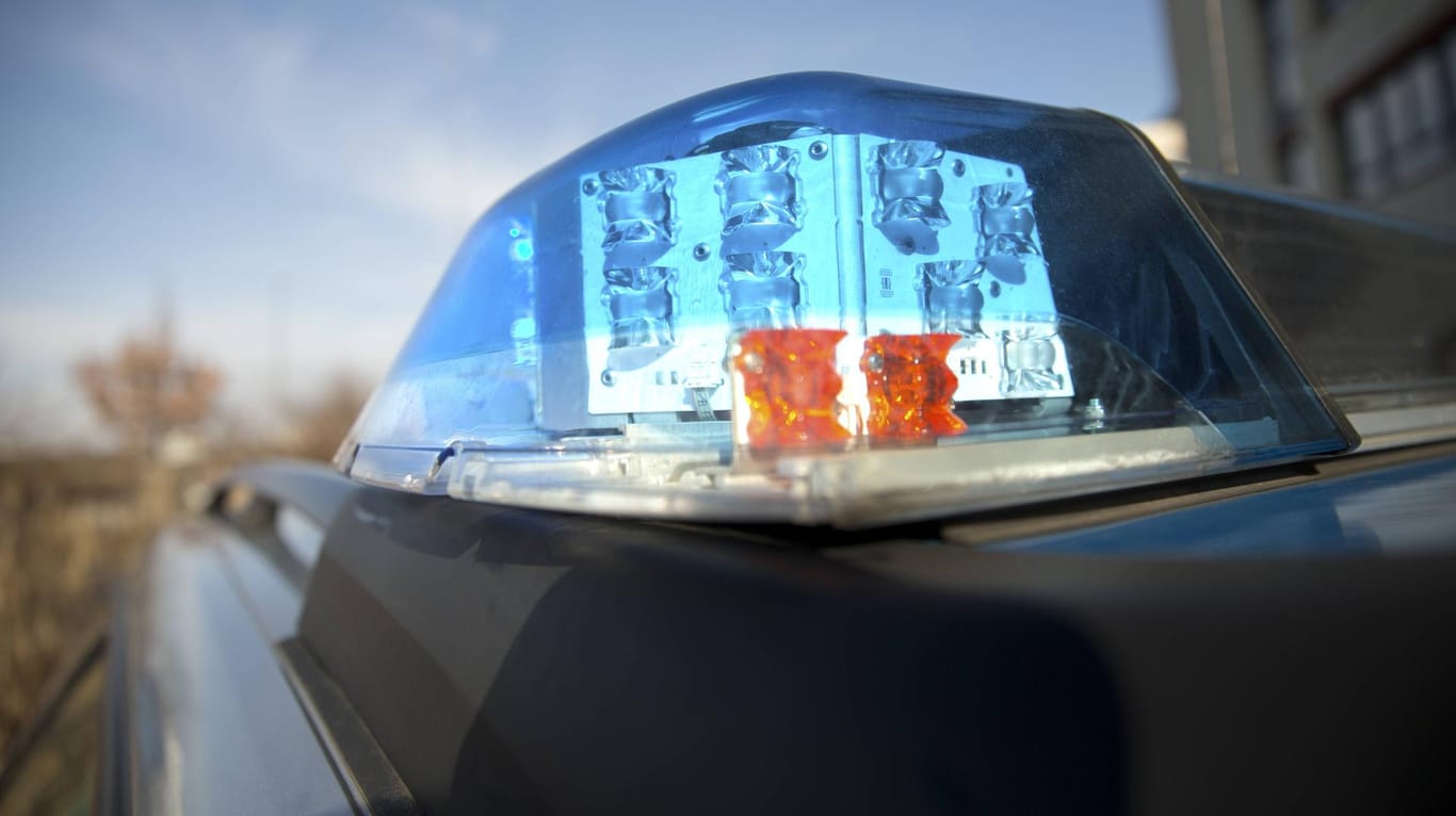 Blaulicht auf einem Polizeiwagen: Polizisten nahmen das Ehepaar bei Durchsuchungen von zwei Wohnungen fest. (Symbolbild)