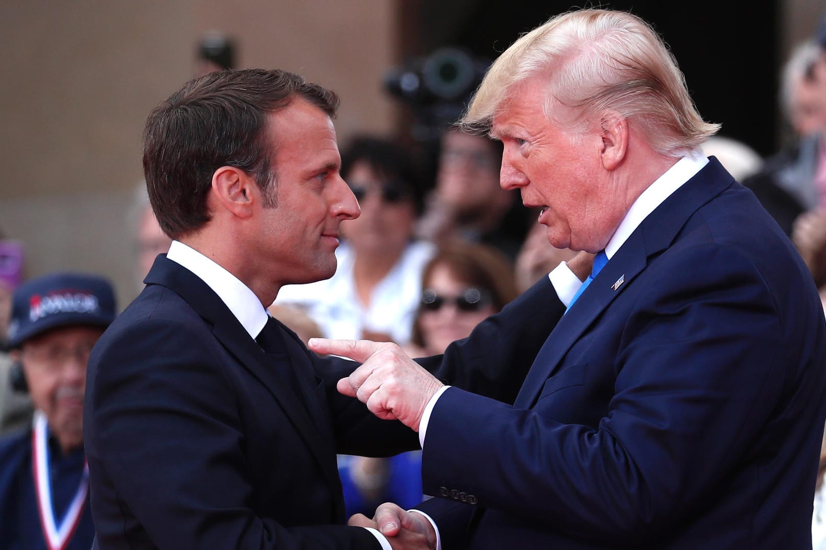 Emmanuel Macron und Donald Trump bei der D-Day-Feier in der Normandie: Macron sagte in seiner Rede, die als Mahnung an Trump verstanden wurde: "Wir müssen den Kern des Versprechens der Normandie wiederfinden."