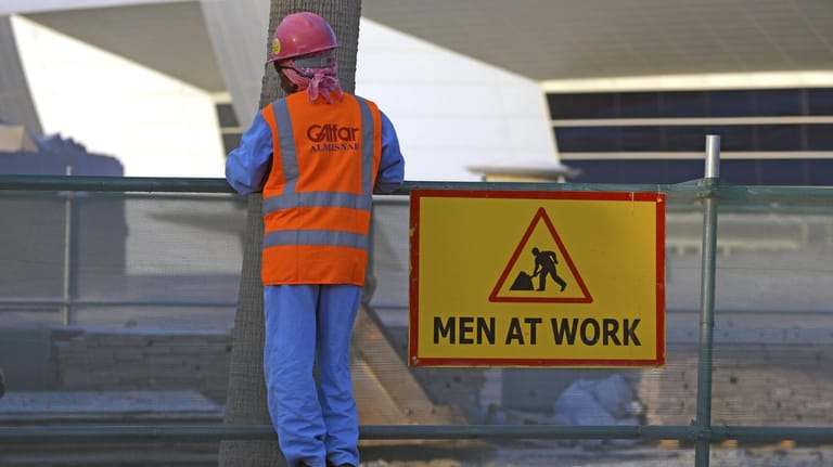 Ein Bauarbeiter in Katar bei der Arbeit.